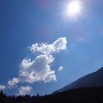 Tierbotschaften – Symbolbild mit einer Wolke im Sonnenlicht